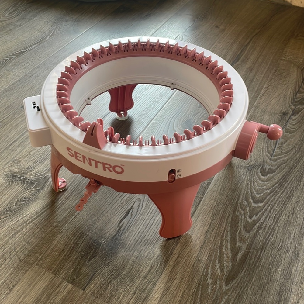 Mechanical crocheting machine